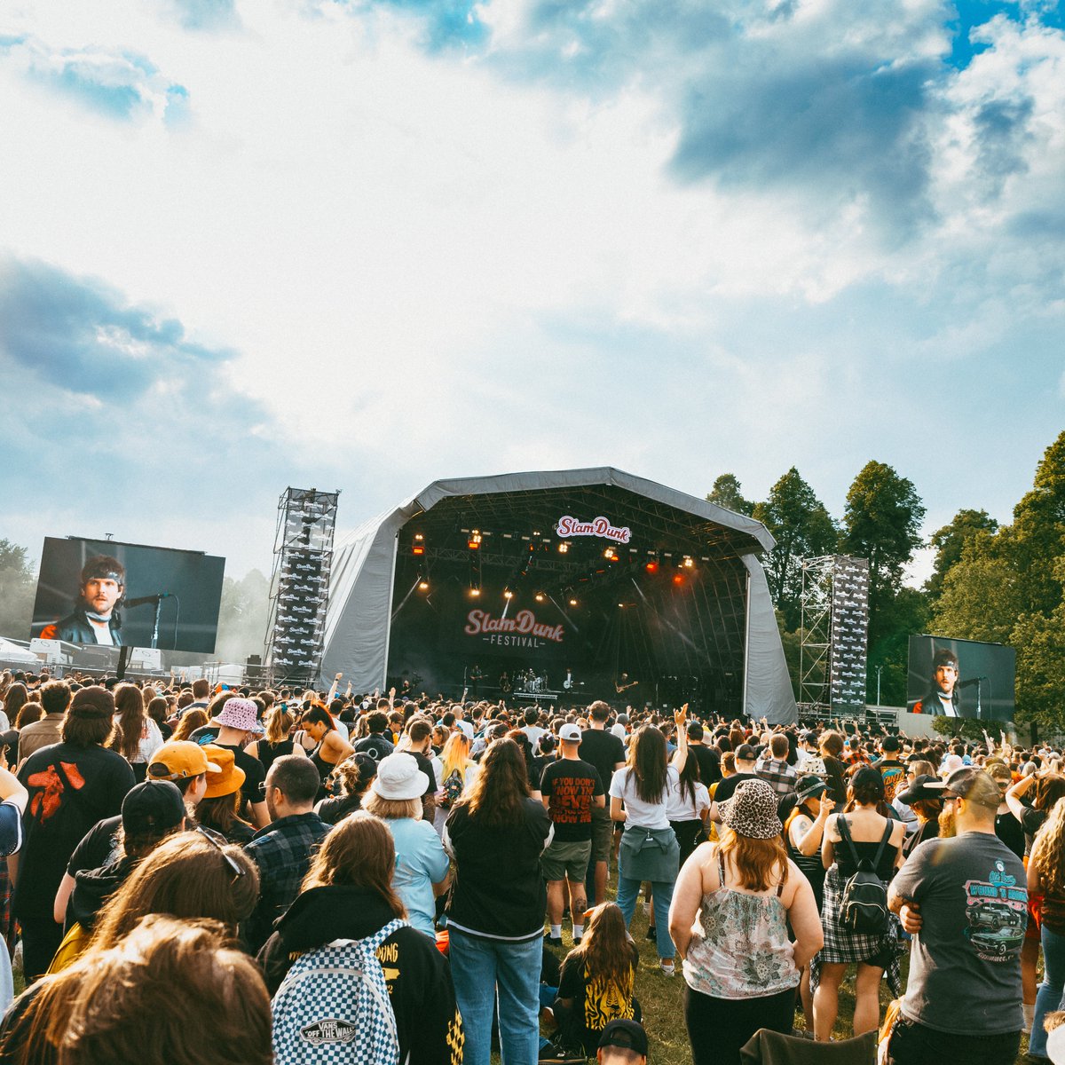 SlamDunkMusic's tweet photo. SLAM DUNK FESTIVAL IS THIS WEEKEND! 🤘

ℹ️ Read all info on our Instagram highlights
📱 Download our app to view maps &amp; plan your day
🎫 Don't forget to grab your travel &amp; afterparty tickets
🤩 Tag us in your countdown posts

Are you ready? #SDF25 https://t.co/P6Qr3USzR9