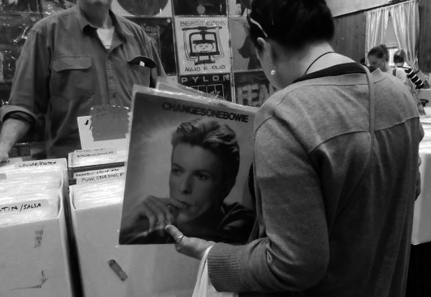 Buzz_The_Fuzz's tweet photo. #ChangesOneBowie いま調べてみたら、同作の最新版は2016年に発売された40周年リマスター盤。アナログは出荷された半数がクリア盤（残り半数が黒い盤）ていうもの。

photo ©2016 Dalila Kriheli https://t.co/DY8031vySl