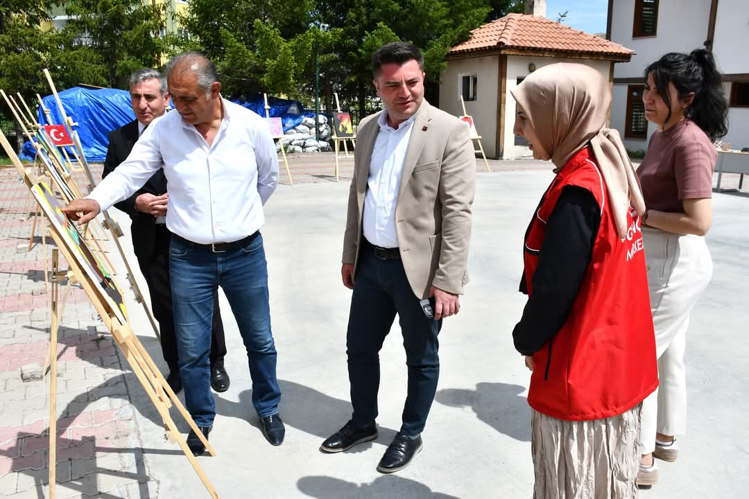 BAŞKAN ÇİFTÇİ, GÜRÜN GENÇLİK MERKEZİ RESİM SERGİSİNİ GEZDİ

Belediye Başkanımız Nami Çiftçi, Gürün Kaymakamı Abdullah Sarı ile birlikte Gürün Gençlik Merkezi’nde düzenlenen resim sergisini gezdi. gurun.bel.tr/haber/baskan-c…