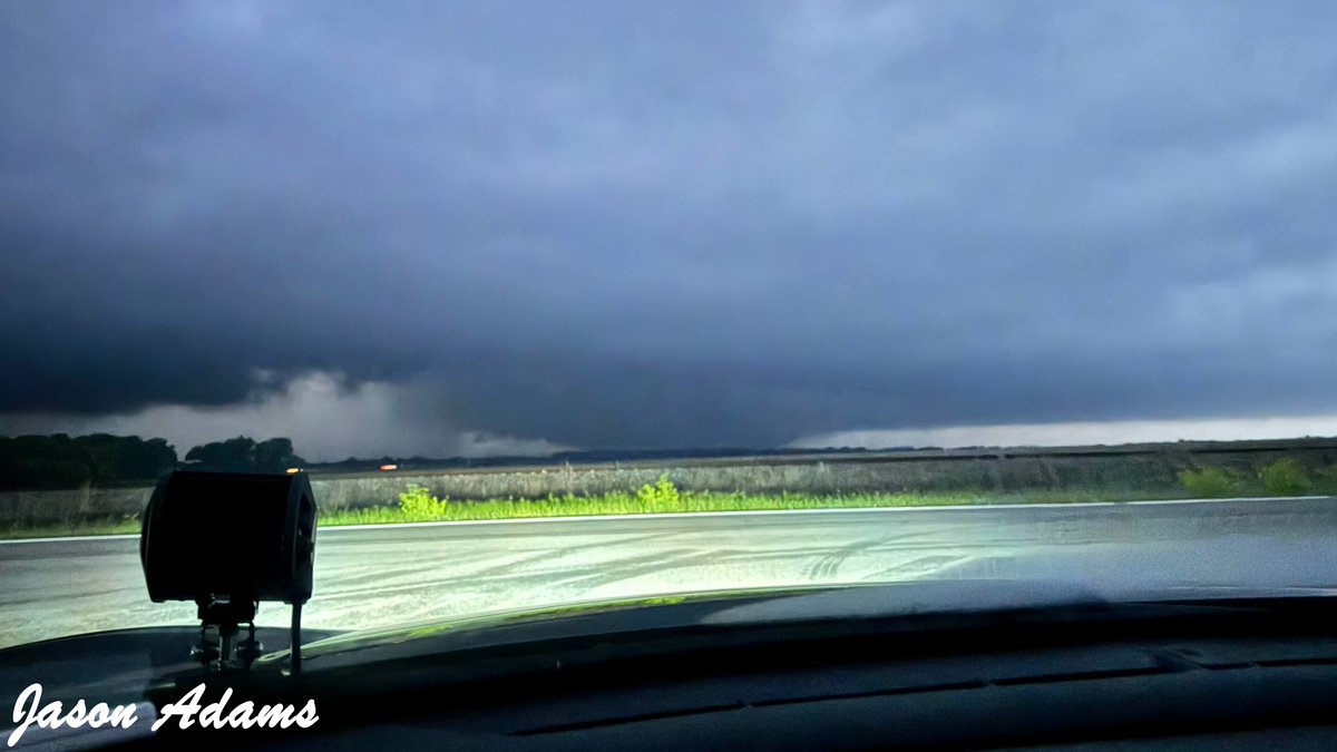 JasonRL527's tweet photo. This tornado was insane. Taken 11:40pm Sunday, 5/18/25 Near Preston, KS https://t.co/JG8YTTsmmy