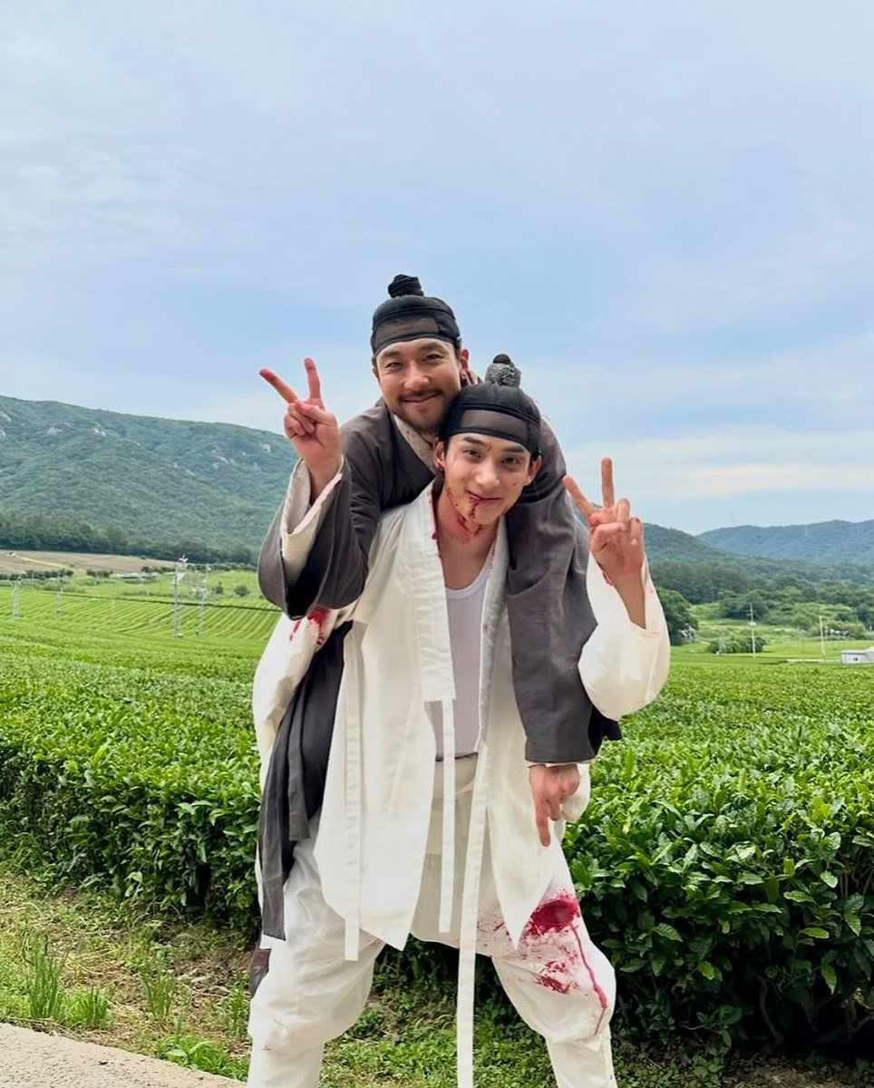 junggaramworld's tweet photo. Ahhh..I can't move on from this memorable drama.. It's hurt but it's sweet too.. 
@rram_iiii is an amazing actor, another actors and all staffs are great, the sets are incredible. Dear Hongrang, this is a masterpiece 👏👏
#탄금 #정가람 #junggaram #leejaewook #joboah #dearhongrang https://t.co/FiFG7f8mSH
