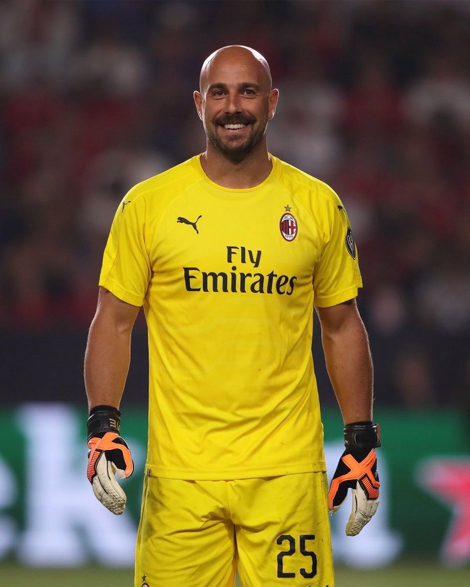 PReina25's tweet photo. È stato molto più lungo di quanto avessi sognato e mi è sembrato così breve che lo rivivrei di nuovo.

A soli tre giorni dal "ultimo ballo", mi tornano in mente tante emozioni, persone e vissuti che riesco solo a riassumere con un enorme GRAZIE.

La mia più sincera gratitudine a tutte le persone che ho incontrato lungo il mio cammino, il patrimonio più grande di questa professione: porto con me un pezzetto di ognuna e non dimentico che mi hanno aiutato a vivere questo autentico privilegio di carriera come calciatore.

Mi sento orgoglioso e sereno per ogni momento vissuto; quelli difficili perché mi hanno insegnato, quelli belli perché mi hanno reso una persona straordinariamente felice.

Grazie a Dio per avermi benedetto con una famiglia che è la responsabile di tutto il bene che mi è capitato e alla quale non basterebbero anni di vita per restituire ciò che mi ha dato.

Ci vediamo presto, arrivano nuovi progetti e il calcio scorre nelle mie vene… Non potrei concepire questa vita senza di lui.

Un abbraccio sincero.

Pepe Reina