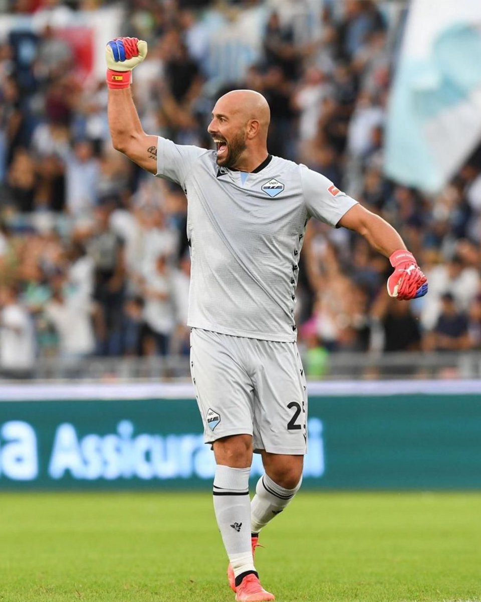PReina25's tweet photo. È stato molto più lungo di quanto avessi sognato e mi è sembrato così breve che lo rivivrei di nuovo.

A soli tre giorni dal "ultimo ballo", mi tornano in mente tante emozioni, persone e vissuti che riesco solo a riassumere con un enorme GRAZIE.

La mia più sincera gratitudine a tutte le persone che ho incontrato lungo il mio cammino, il patrimonio più grande di questa professione: porto con me un pezzetto di ognuna e non dimentico che mi hanno aiutato a vivere questo autentico privilegio di carriera come calciatore.

Mi sento orgoglioso e sereno per ogni momento vissuto; quelli difficili perché mi hanno insegnato, quelli belli perché mi hanno reso una persona straordinariamente felice.

Grazie a Dio per avermi benedetto con una famiglia che è la responsabile di tutto il bene che mi è capitato e alla quale non basterebbero anni di vita per restituire ciò che mi ha dato.

Ci vediamo presto, arrivano nuovi progetti e il calcio scorre nelle mie vene… Non potrei concepire questa vita senza di lui.

Un abbraccio sincero.

Pepe Reina