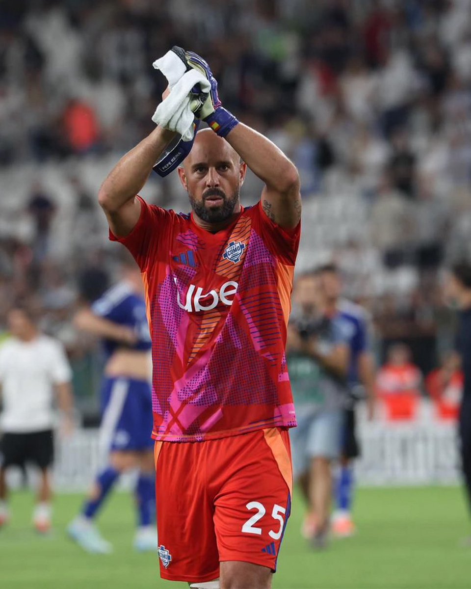 PReina25's tweet photo. È stato molto più lungo di quanto avessi sognato e mi è sembrato così breve che lo rivivrei di nuovo.

A soli tre giorni dal "ultimo ballo", mi tornano in mente tante emozioni, persone e vissuti che riesco solo a riassumere con un enorme GRAZIE.

La mia più sincera gratitudine a tutte le persone che ho incontrato lungo il mio cammino, il patrimonio più grande di questa professione: porto con me un pezzetto di ognuna e non dimentico che mi hanno aiutato a vivere questo autentico privilegio di carriera come calciatore.

Mi sento orgoglioso e sereno per ogni momento vissuto; quelli difficili perché mi hanno insegnato, quelli belli perché mi hanno reso una persona straordinariamente felice.

Grazie a Dio per avermi benedetto con una famiglia che è la responsabile di tutto il bene che mi è capitato e alla quale non basterebbero anni di vita per restituire ciò che mi ha dato.

Ci vediamo presto, arrivano nuovi progetti e il calcio scorre nelle mie vene… Non potrei concepire questa vita senza di lui.

Un abbraccio sincero.

Pepe Reina