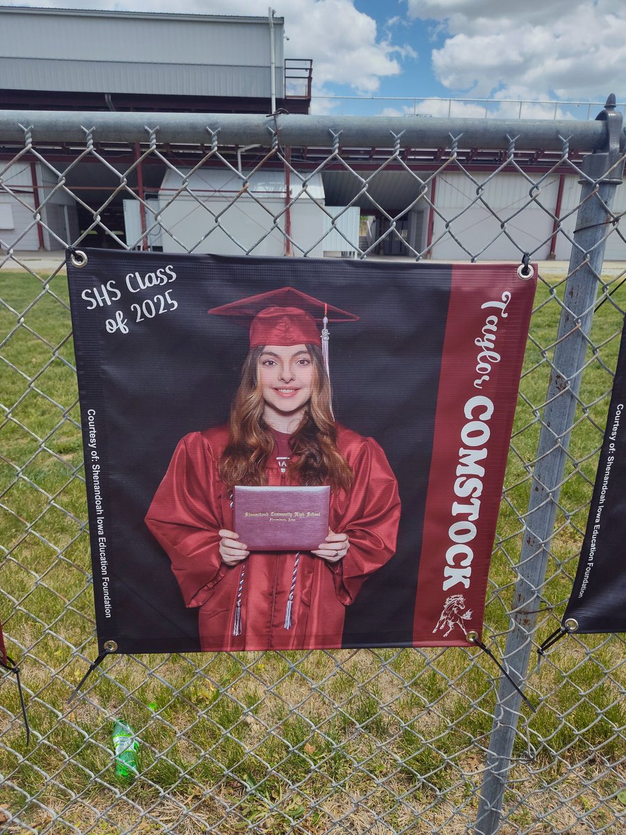 GypsyGem01's tweet photo. My baby girl did it! I'm so proud of her ! https://t.co/9SAaKIFHOe