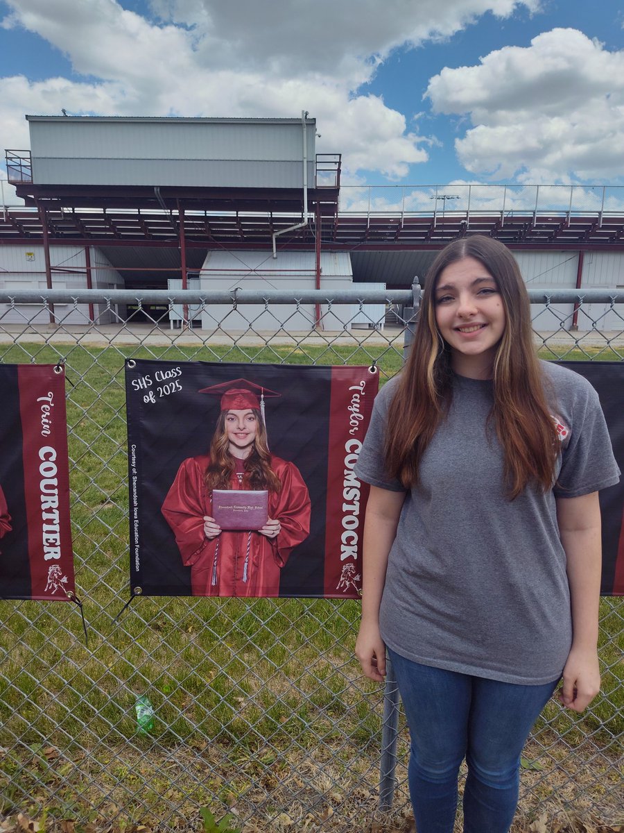 GypsyGem01's tweet photo. My baby girl did it! I'm so proud of her ! https://t.co/9SAaKIFHOe