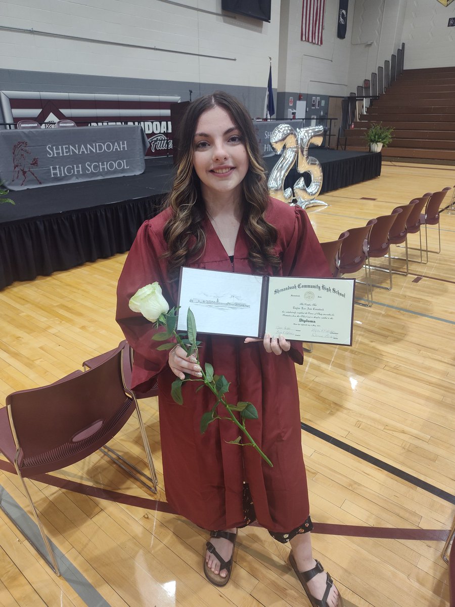 GypsyGem01's tweet photo. My baby girl did it! I'm so proud of her ! https://t.co/9SAaKIFHOe