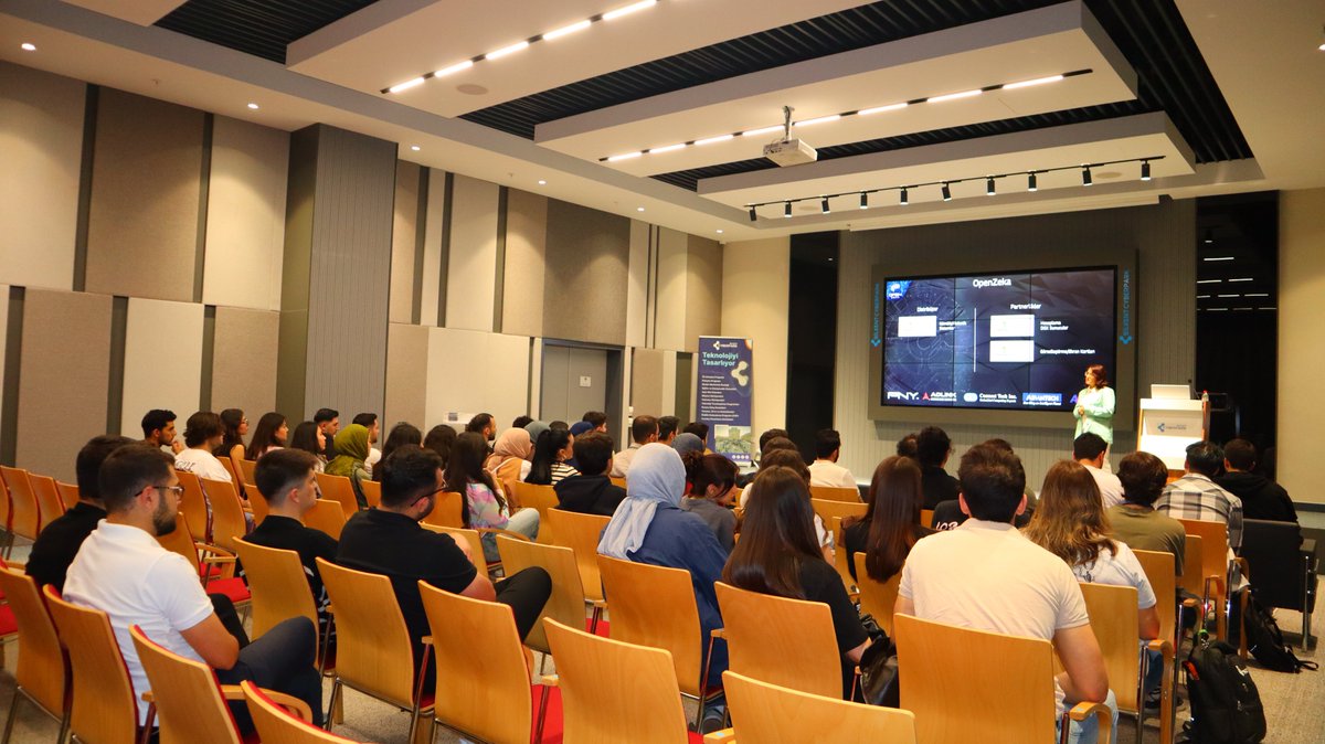 CyberparkTGB's tweet photo. 🎓 Türk Hava Kurumu Üniversitesi (@THKUniversitesi) Yapay Zekâ ve Veri Bilimi Topluluğu öğrencileri, Bilkent CYBERPARK’ı ziyaret etti!

🌐 Ziyaret kapsamında öğrencilere, Bilkent CYBERPARK’ın teknoloji ve girişimcilik ekosistemine sunduğu ulusal ve uluslararası programlar hakkında kapsamlı bilgiler aktarıldı.

💡 @openzeka  firması Company Director & CEO Neslihan Kurt, “OpenZeka Firma Tanıtımı ve İş Başvuruları İçin Tecrübe Paylaşımı” konulu sunumuyla öğrencilerle değerli deneyimlerini paylaştı. “Yapay Zekalı Robot Köpeklerin Afetlerde Kullanımı” ve “Cordatus AI” gibi ürünleri tanıttığı; @nvidia iş birliğine de değindiği ilham verici söyleşi, teknolojinin toplumsal faydasına dair önemli perspektifler sunarak katılımcılara ilham verdi.

🎯 Genç yetenekleri teknoloji ve girişimcilik dünyasına hazırlayan bu tür etkinlikler, bilgi ve deneyim paylaşımının dönüştürücü gücünü destekliyor.

#BilkentCYBERPARK #OpenZeka #Teknoloji #Girişimcilik #YapayZeka #ÜniversiteSanayiİşbirliği