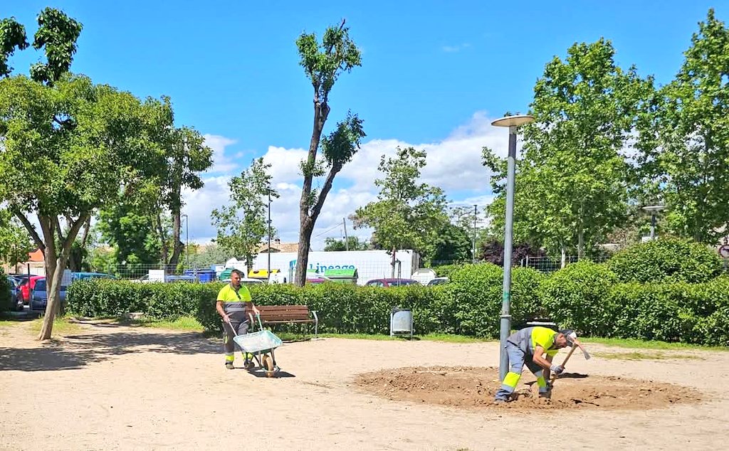 📢 #SanMartinDeLaVega mejorará 🌳 el parterre 📍situado en la Avda. Nuestra Señora de la Vega.

Entre las actuaciones destacan 👇🏻👇🏻

✅ Plantación de árboles y especies arbustivas.
✅ Instalación de nuevo mobiliario urbano: mesas y sillas. 

📰 Noticia:
 ayto-smv.es/2025/05/20/com…