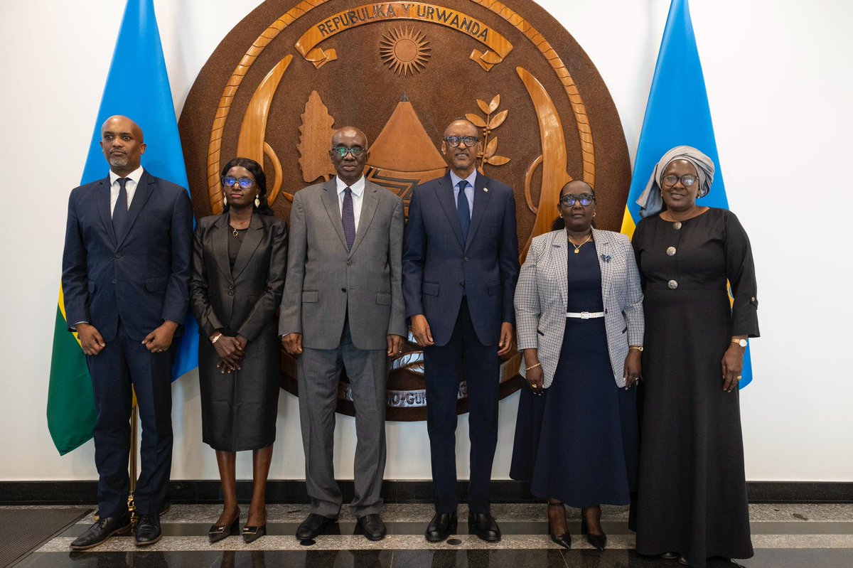 This afternoon at Urugwiro Village, President Kagame met with Hassan Bubacar Jallow, Chief Justice of the Republic of the Gambia and his delegation, who are on a study tour in Rwanda. They discussed ways to strengthen cooperation between the judiciaries of the Gambia and Rwanda.