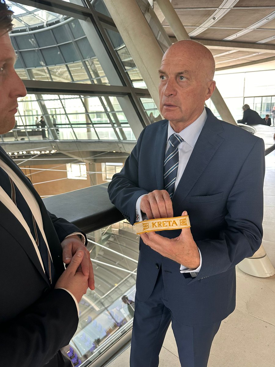 Heute vor 84 Jahren sprang mein Vater Hans Lucassen mit seinen Kameraden des Fallschirmjägerregiments 1 über Kreta ab. Das Unternehmen Merkur wurde zur größten Luftlandeoperation der Kriegsgeschichte. Nach 12 Tagen verlustreicher Kämpfe gegen einen materiell und personell