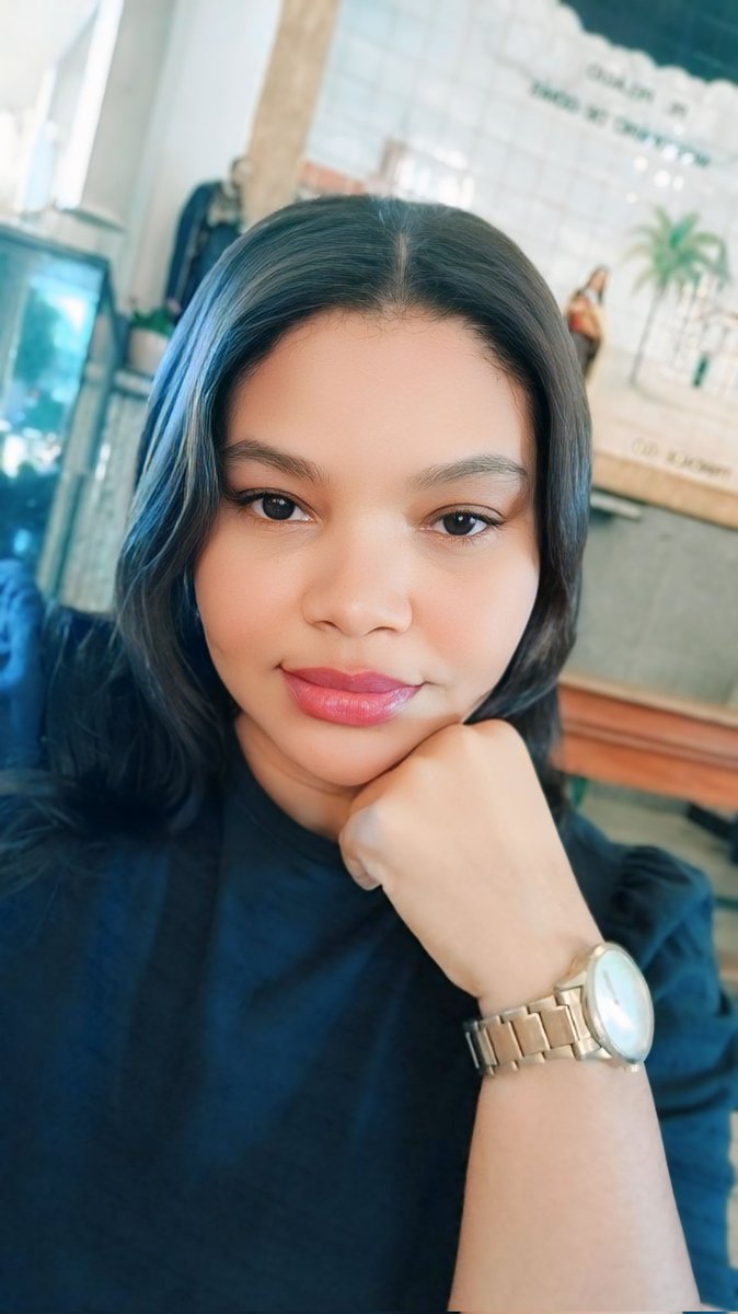 "Parabéns pra mim, pra quem me atura, e pro espelho que todo dia encara essa obra de arte. Mais um ano sendo linda, caótica, dramática e impossível de ignorar. Se melhorar, estraga. Obrigada por tudo, menos pelo boleto." 😂 🎊🎉🎂👏