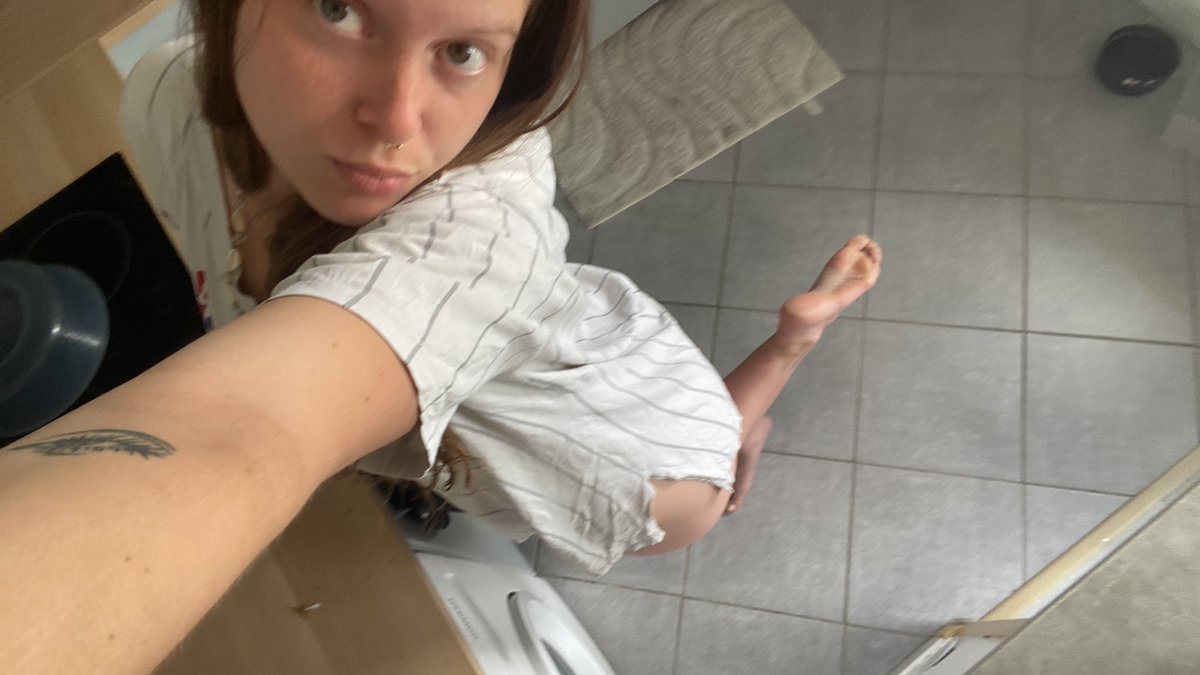 reine_l420's tweet photo. besoin de 50€ et plus vite que ça les chiens #moneyslave #moneymiss #soumis #findom https://t.co/cCOOus8MoE