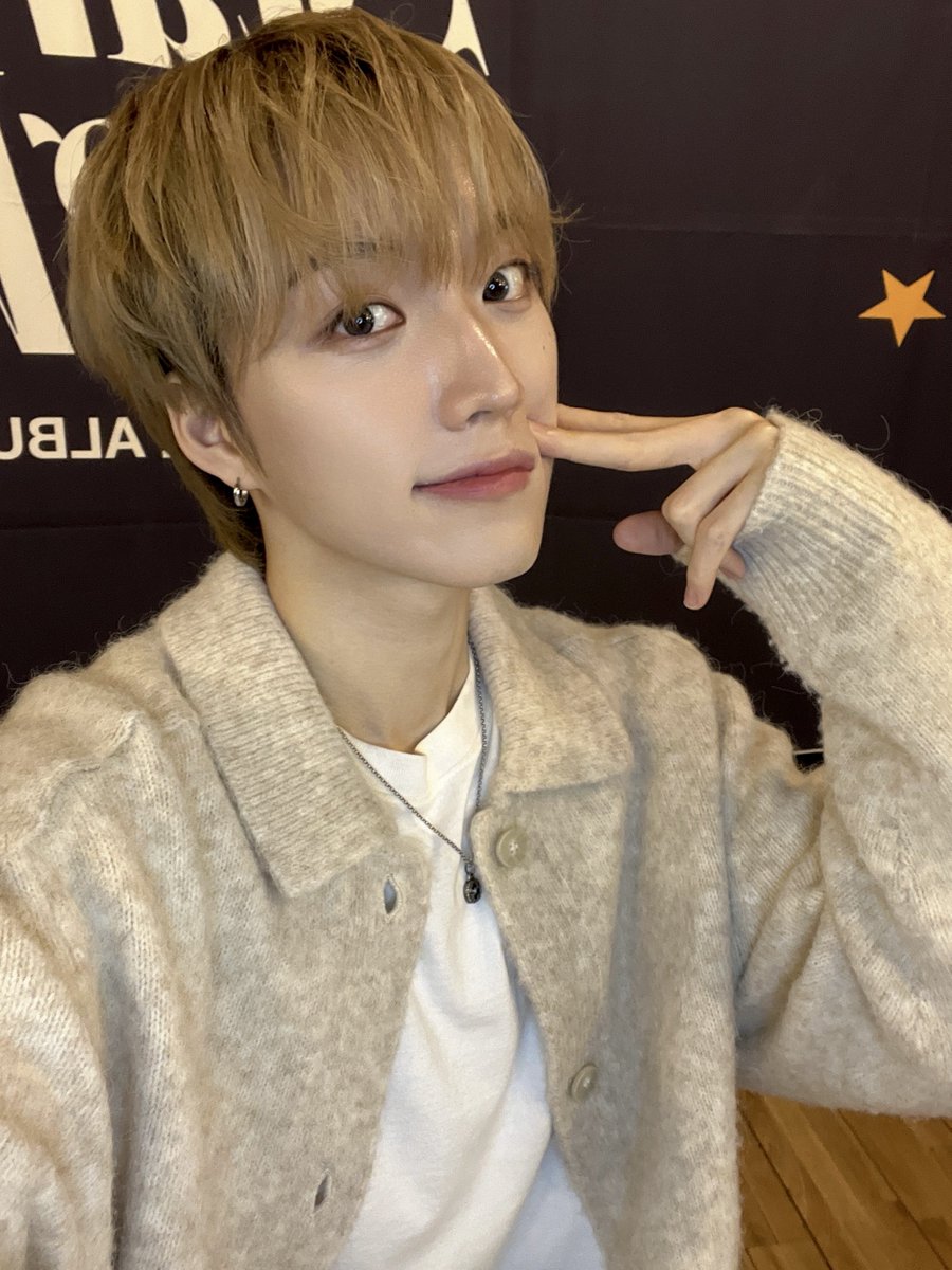 AIMERS_members's tweet photo. 모찌우영🐶✌️

#에이머스 #AIMERS #우영 #WOOYOUNG https://t.co/E4i3V1oe42