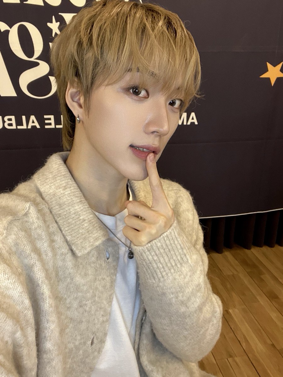 AIMERS_members's tweet photo. 모찌우영🐶✌️

#에이머스 #AIMERS #우영 #WOOYOUNG https://t.co/E4i3V1oe42