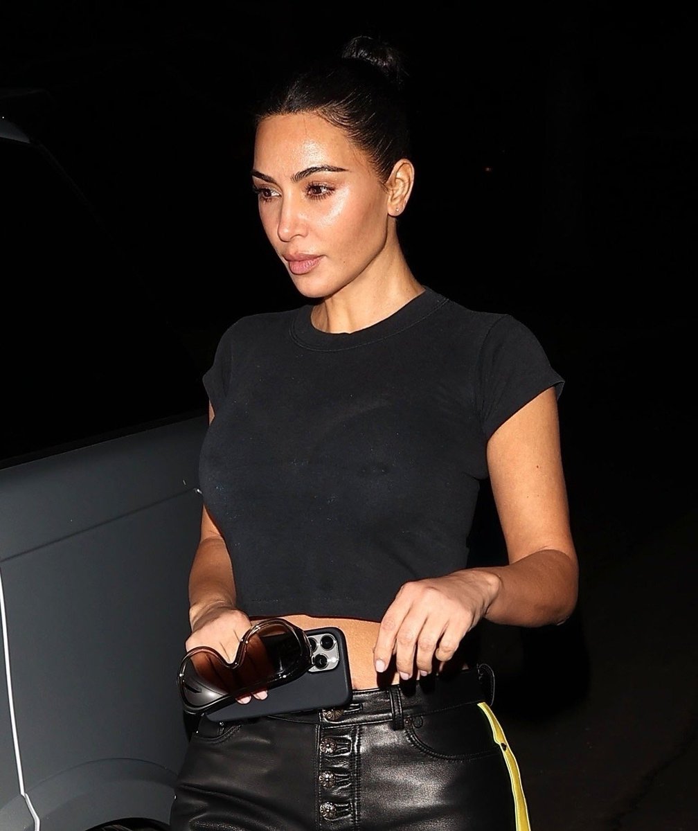MidiaAccess's tweet photo. Kim Kardashian chegando na casa de uma amiga em Beverly Hills, Califórnia | 18 de maio. 

📸 Confira mais fotos: https://t.co/BnbcxKZd1Y https://t.co/C5g5VWVVFR