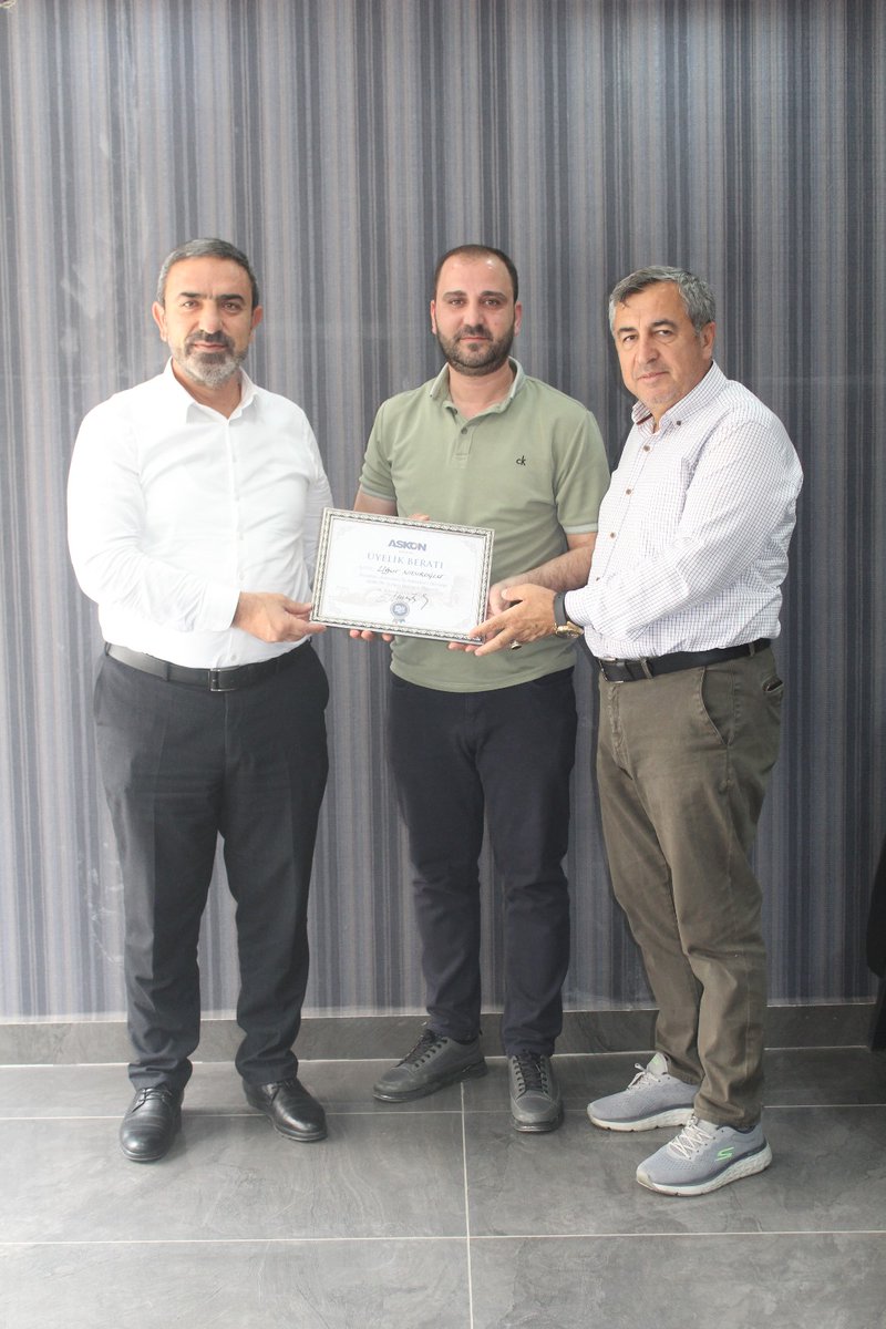 askonbatman's tweet photo. Şube başkanımız @selmannasiroglu Teşkilat Başkanımız @OzogulHamdullah ile beraber Üye ziyareti kapsamında, üyemiz Uğur Sigorta sahibi Uğur NASIROĞLUN'u ziyarette bulundu. https://t.co/g1ZjqtMMHJ