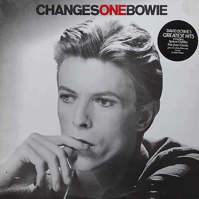Buzz_The_Fuzz's tweet photo. #OTD 49 years ago today.
#ChangesOneBowie

1976年5月21日、ボウイ初のベスト盤『ChangesOneBowie』発売。「Space Oddity」から「Golden Years」まで、全11曲を収録。全英2位、全米10位、81年までに全米で100万枚以上のセールスを記録。 https://t.co/K55u9w9x6E