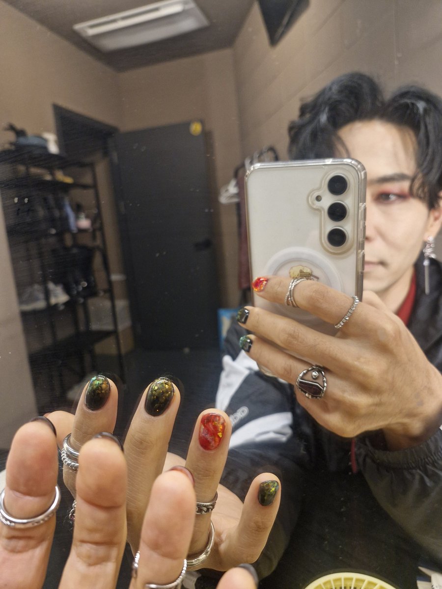 오늘 네일 만났어요!!

시간이 참 빨라요
소중한 백작
끝까지 최선을 다할게요!!