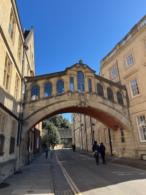 Discover the City of Dreaming Spires on our #Oxford University &amp; City Walking Tour. 🚶‍♂️

Afternoon tours include a college entrance, subject to availability.

📅 Daily
⏰ 10:30am, 11:30am, 1pm, 2pm
🎟 Book now ➡ bit.ly/3Ba3czg

#OfficialToursOx #ExperienceOx