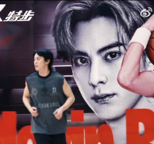 Adriana80791695's tweet image. #DylanWang 's Weibo update with a new basketball VDO..🏀👏💜👍
#Wanghedi 's skills are amazing and he really enjoys playing 🏀
I'm so happy and proud of him.
Thank you, DiDi for your present💜
It was that #Xtep 🏀 game right after starting filming
#Livelongandprosper #SongQianJi