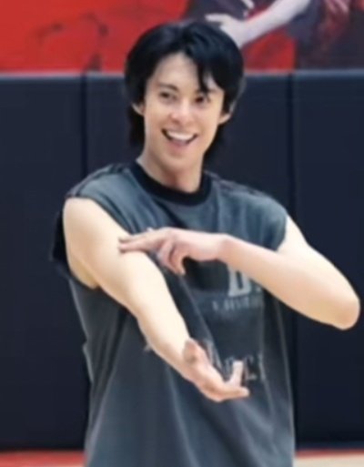 Adriana80791695's tweet image. #DylanWang 's Weibo update with a new basketball VDO..🏀👏💜👍
#Wanghedi 's skills are amazing and he really enjoys playing 🏀
I'm so happy and proud of him.
Thank you, DiDi for your present💜
It was that #Xtep 🏀 game right after starting filming
#Livelongandprosper #SongQianJi