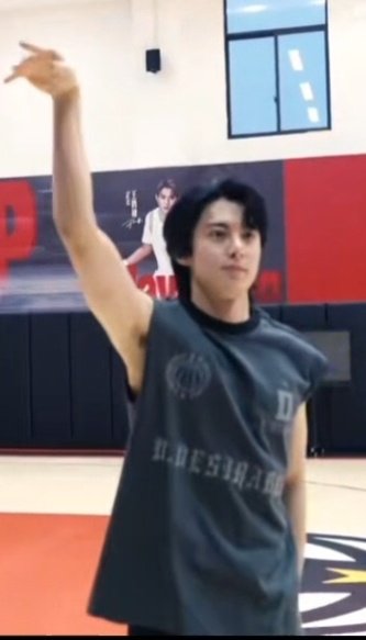 Adriana80791695's tweet image. #DylanWang 's Weibo update with a new basketball VDO..🏀👏💜👍
#Wanghedi 's skills are amazing and he really enjoys playing 🏀
I'm so happy and proud of him.
Thank you, DiDi for your present💜
It was that #Xtep 🏀 game right after starting filming
#Livelongandprosper #SongQianJi