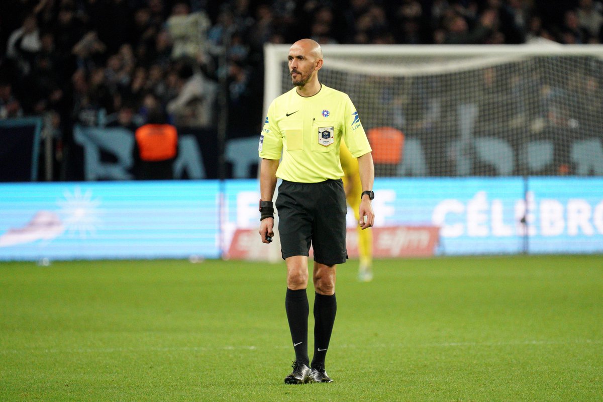 StadeDeReims's tweet image. 👮‍♂️ L'arbitre de #FCMSDR a été désigné. C'est 𝗠. 𝗛𝗮𝗸𝗶𝗺 𝗕𝗘𝗡 𝗘𝗟 𝗛𝗔𝗗𝗝 qui officiera pour ce barrage aller.

#TeamSDR