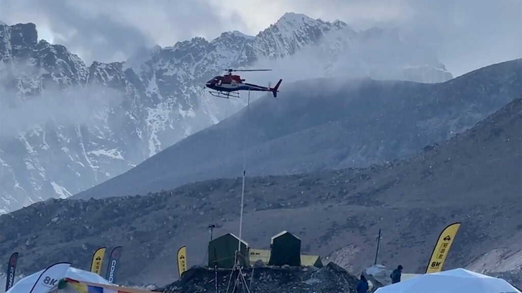verticalavi's tweet photo. #SoundOfService Outside magazine (Nepal): Helicopter pilot conducts rescue from Mount Everest
(Outside) - An Airbus AS350 B3e pilot airlifted a sick climber from a 24,000-ft. base camp May 14 on Mount Everest in Nepal.
🔎 Link to the news: https://t.co/xqyAlNRWic https://t.co/2DFCjoraWb
