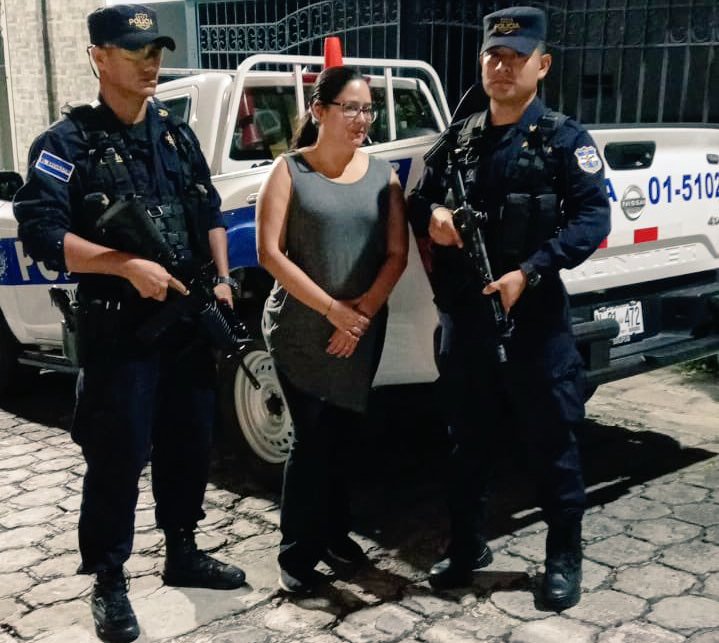 🇸🇻Trabajamos en numerosos proyectos #ElSalavador con Ruth López, defensora de Derechos Humanos comprometida con las familias. Fue detenida y ni su familia ni sus abogados saben de su paradero. Nos sumamos a esta campaña de <a href="/WOLA_org/">WOLA</a> exigiendo su liberación y debido proceso.