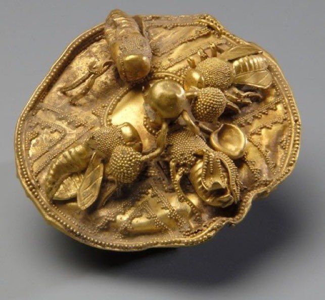 GrecianGirly's tweet photo. #WordBeeDay 🐝
7th century BCE Ancient Greek gold roundel featuring bees. 📷 source: https://t.co/4kxEDTfPet https://t.co/6mxwiX4z8T