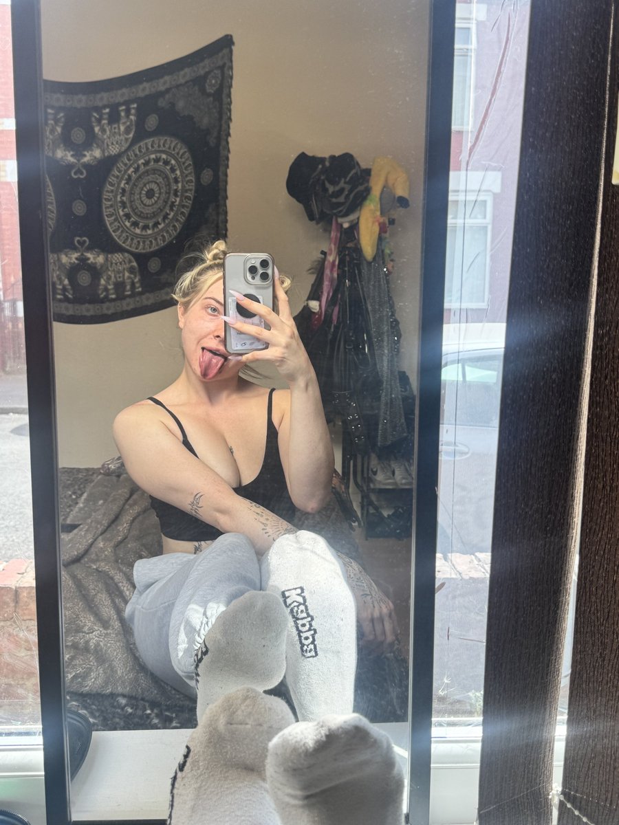 YourQueenScarl's tweet photo. Afternoon losers https://t.co/ST6xE8fsuD