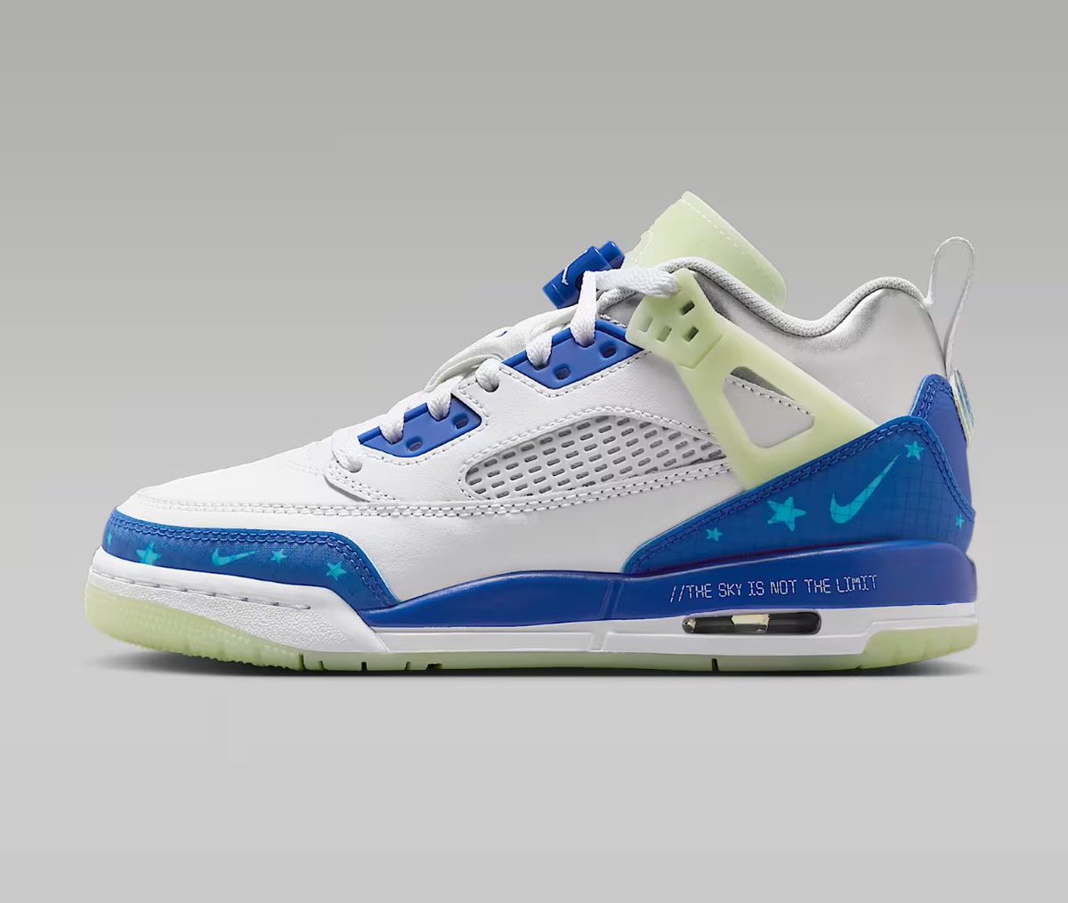 SOLELINKS's tweet photo. Ad: NEW GS Jordan Spizike Low Sneaker School dropped via Nike US => https://t.co/FYESbmjrix https://t.co/dQlFHEM8Gp