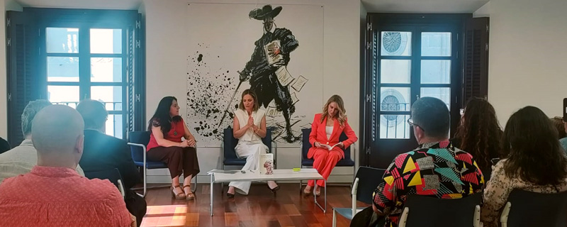 LaberintoAres's tweet photo. Marta Ferrer presentó "Parando el mundo", junto a Alicia Arés y Ana Belén Roy. Biblioteca Iván de Vargas, Madrid. 19 mayo, 2025 https://t.co/PpAMRTLnbf
