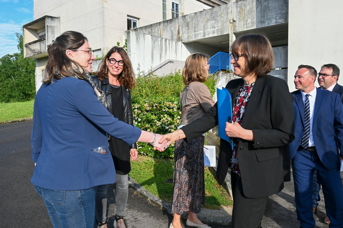 aclimoges's tweet photo. Lutte contre les LGBTphobies : la rectrice Valérie Baglin-Le Goff rencontre les équipes, les élèves et les élus #CVL du @LRDLimoges. 
Des initiatives inspirantes pour l'acceptation de chacun :  🏳️‍🌈Levée du drapeau LGBTQIA+, 
🎥Projection d'un film,
👥Échanges avec les élèves. https://t.co/1q7Wurzb11