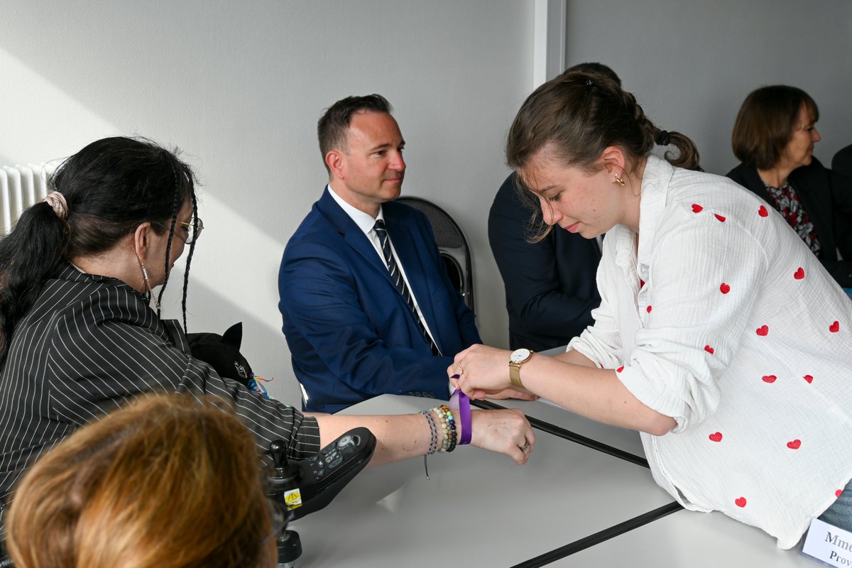 Académie de Limoges (@aclimoges) on Twitter photo Lutte contre les LGBTphobies : la rectrice Valérie Baglin-Le Goff rencontre les équipes, les élèves et les élus #CVL du <a href="/LRDLimoges/">Lycée Raoul Dautry</a>.
Des initiatives inspirantes pour l'acceptation de chacun : 🏳️🌈Levée du drapeau LGBTQIA+,
🎥Projection d'un film,
👥Échanges avec les élèves. Lutte contre les LGBTphobies : la rectrice Valérie Baglin-Le Goff rencontre les équipes, les élèves et les élus #CVL du <a href="/LRDLimoges/">Lycée Raoul Dautry</a>.
Des initiatives inspirantes pour l'acceptation de chacun : 🏳️🌈Levée du drapeau LGBTQIA+,
🎥Projection d'un film,
👥Échanges avec les élèves.