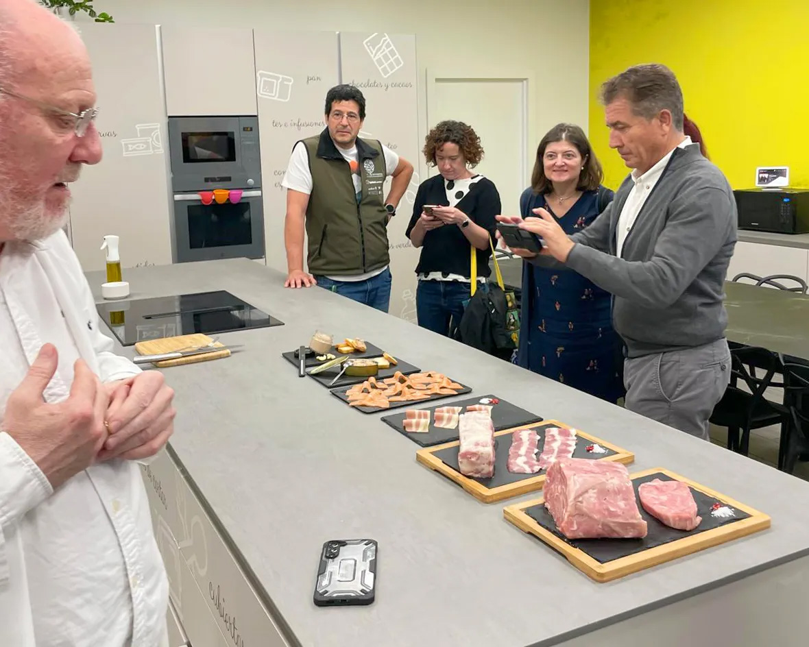 CIAgroforestal's tweet photo. 1/2 📌 Visitamos @Cocuus_  junto a los otros tres Centros de Excelencia de #FormacionProfesional del sector agroalimentario de España: CIFP La Granja, @cifeademolina y @GALILEOCORDOBA  

👉 Disrupción en los procesos de la #industriaalimentaria mediante #impresion3D 
#Navarra #FP https://t.co/N7CP1pItGi