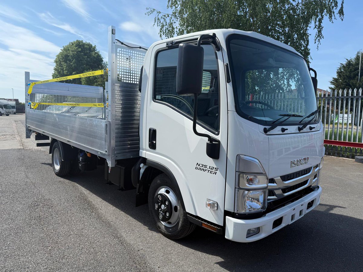 A new Isuzu Grafter manual 4.5m Dropside with tail lift ready to go out delivering plant, tools and portable toilets.Fitted with a towbar this vehicle has over a 1 ton payload and can tow 3500kgs too 💪🏽
#planthire #toolhire #portabletoilets #loohire #welfare #events #construction