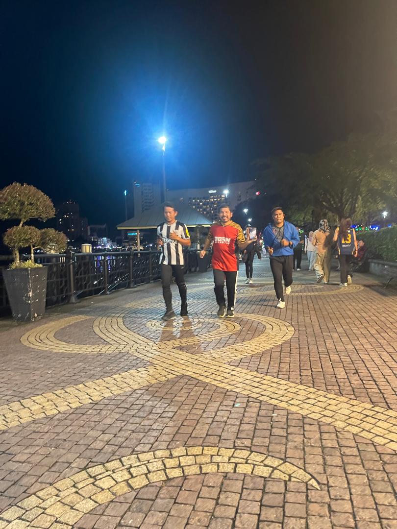 Dr_Uzir's tweet photo. Alhamdulillah, jogging malam bersama pelari @DOSM_Sarawak di sekitar Dataran Waterfront Kuching.
#FitDOSM
#StatsMalaysia
#StatistikNadiKehidupan
#StatistikSegalanyaPasti
#MyASEAN2025
#ASEANMalaysia2025
#KepengerusianASEANMalaysia2025
#BanciPertanian2024
#KPDOSM https://t.co/1XSWDW0VNd