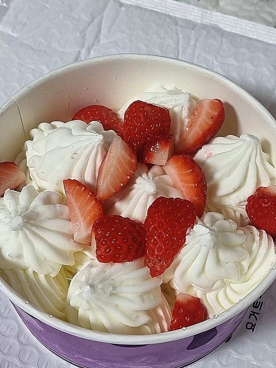 da_mukki's tweet photo. 달롱도르 저당 요거트아이스크림
댕마싯다··🍓💕 https://t.co/krVQ4x1JlI