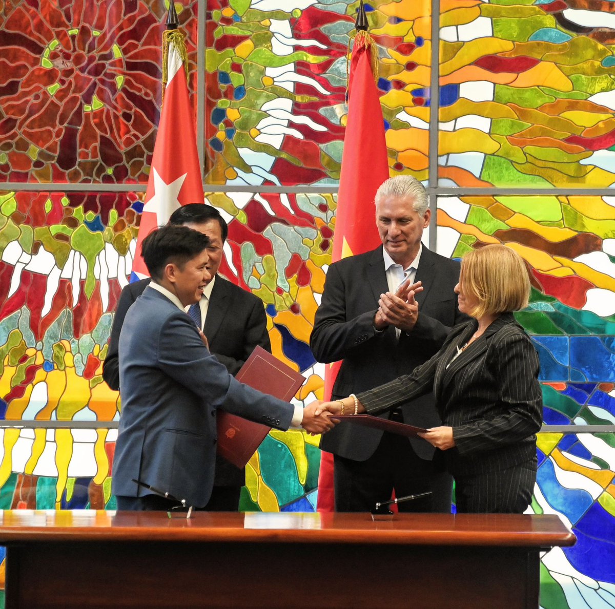 Presidencia Cuba 🇨🇺 (@presidenciacuba) on Twitter photo 🇨🇺| Constituida Empresa Mixta, entre la empresa cubana BCF S.A, de <a href="/BioCubaFarma/">BioCubaFarma</a>, y la empresa vietnamita, Genfarma Holding.
Es de alta tecnología en la rama biotecnológica y farmacéutica, y está orientada a producir importantes medicamentos.
🔗| presidencia.gob.cu/es/noticias/co… 🇨🇺| Constituida Empresa Mixta, entre la empresa cubana BCF S.A, de <a href="/BioCubaFarma/">BioCubaFarma</a>, y la empresa vietnamita, Genfarma Holding.
Es de alta tecnología en la rama biotecnológica y farmacéutica, y está orientada a producir importantes medicamentos.
🔗| presidencia.gob.cu/es/noticias/co…