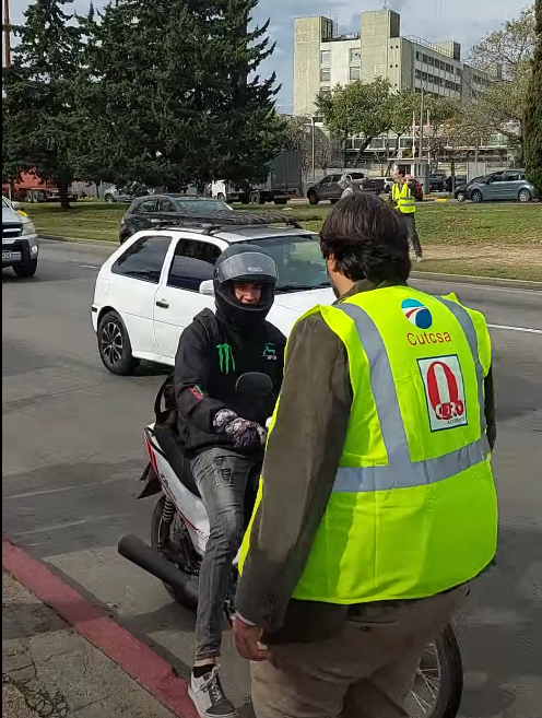 Posteriormente se generó una intervención en pleno cruce de Varela y Batlle y Ordóñez, donde se conversó con las personas que por allí pasaban y se distribuyeron chalecos retroreflectivos a motociclistas y ciclistas.