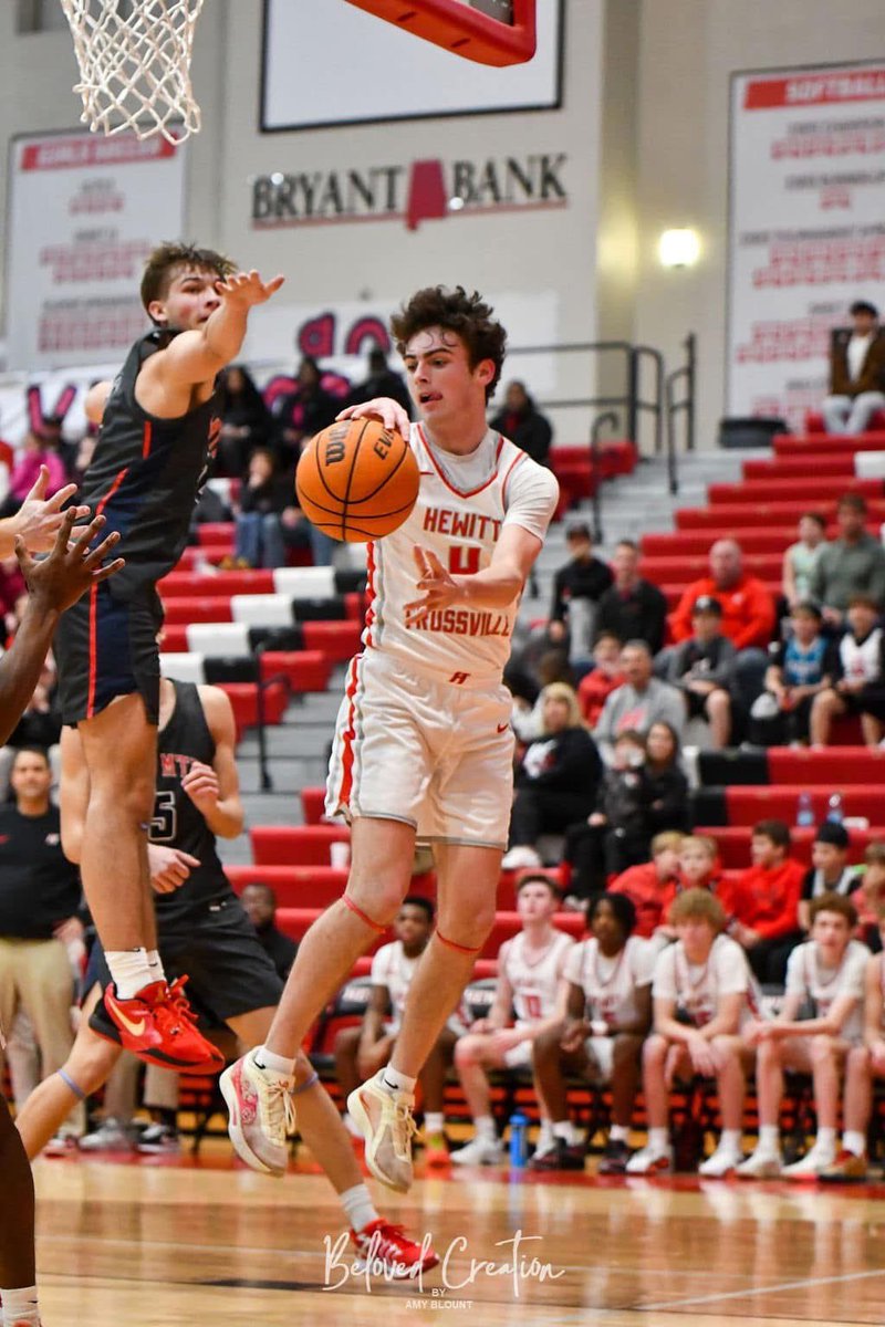 HewittTVLHoops's tweet image. It’s graduation day here at HTHS as we proudly celebrate &amp;amp; express our gratitude to the 3 exceptional young men who will represent our program as part of the Class of 2025.

Once a Husky, Always a Husky!!

#4 Cooper Langston 🎓
#10 Ben Warren 🎓
#12 Dave Carter 🎓

#TodayMatters