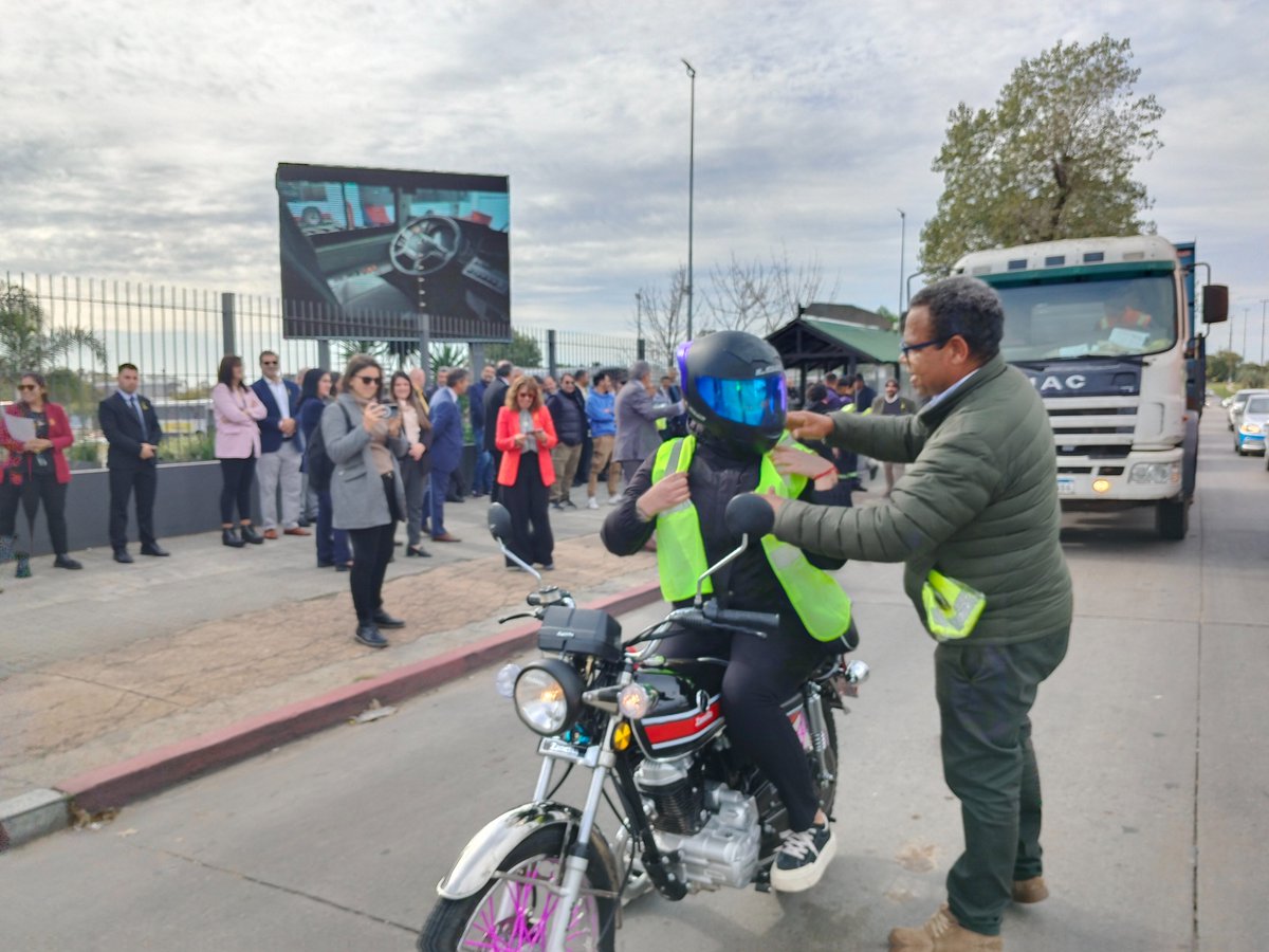 UNASEV's tweet photo. Posteriormente se generó una intervención en pleno cruce de Varela y Batlle y Ordóñez, donde se conversó con las personas que por allí pasaban y se distribuyeron chalecos retroreflectivos a motociclistas y ciclistas. https://t.co/p1vGqYCqkA