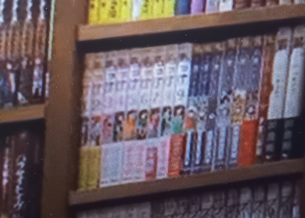 kmakra's tweet photo. 不鮮明だが京極さんトコの漫画書庫に『もっけ』があるの確認出来たぞ！嬉しい！！
横にあるのは『朝霧の巫女』だなコレ。

心おどる　あの人の本棚（８）京極夏彦（小説家）
https://t.co/iIrzAX3r9n https://t.co/yZJbKo0smN