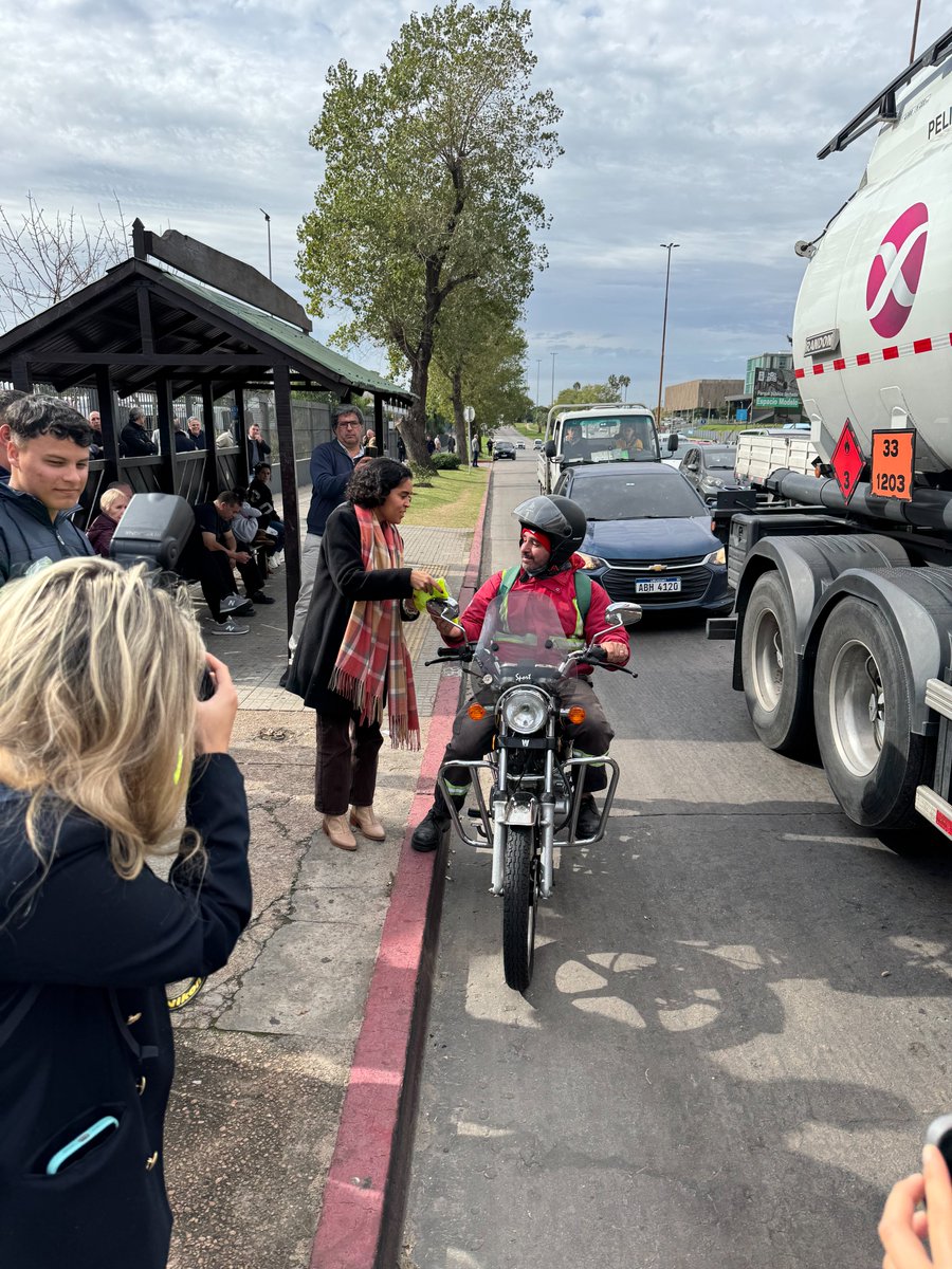 UNASEV's tweet photo. Posteriormente se generó una intervención en pleno cruce de Varela y Batlle y Ordóñez, donde se conversó con las personas que por allí pasaban y se distribuyeron chalecos retroreflectivos a motociclistas y ciclistas. https://t.co/p1vGqYCqkA