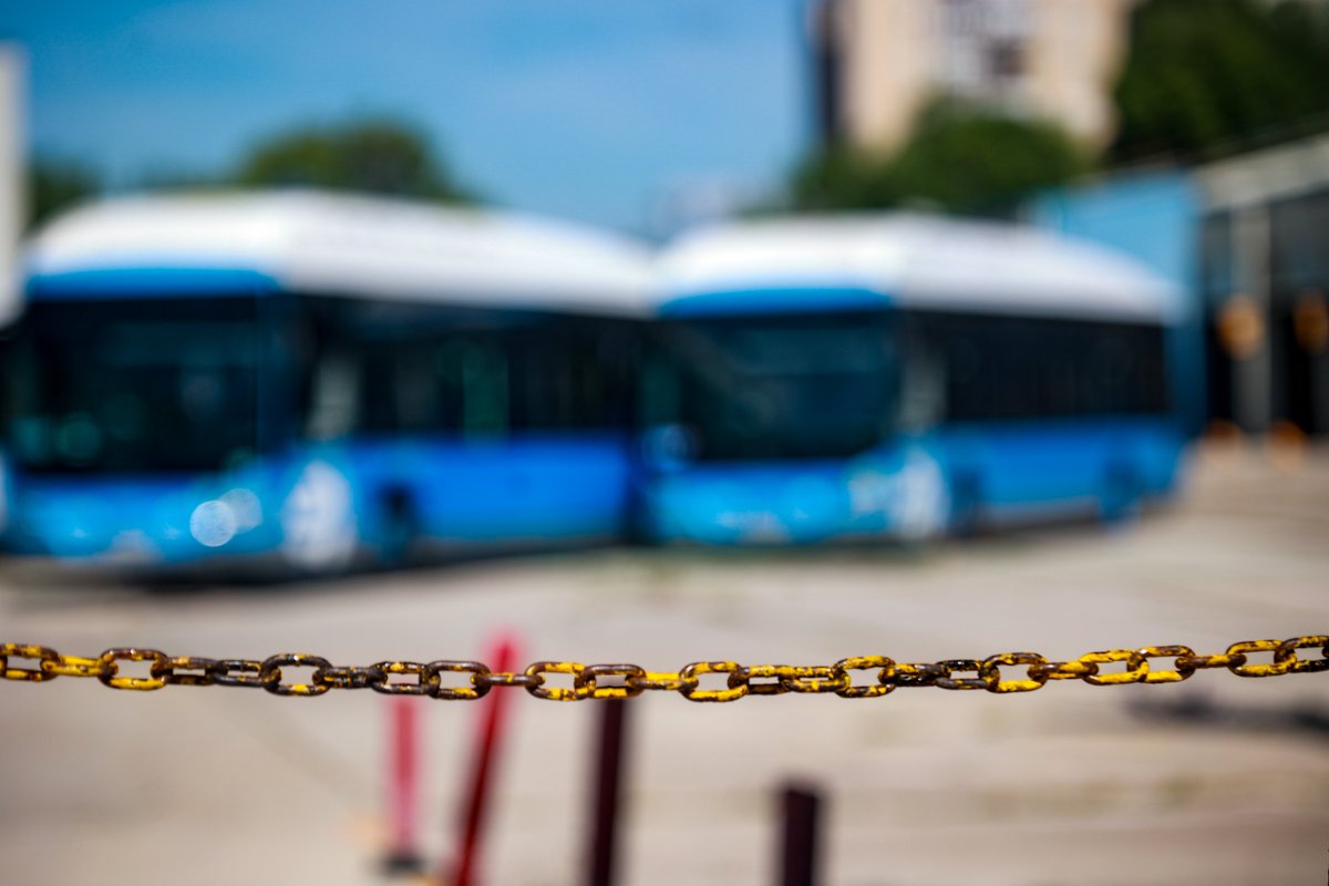 PSOECL's tweet photo. 🚍4 años esperando las cocheras de la Elipa

🚌4 años de desplazamiento de los trabajadores

‼️4 años de dejadez de Almeida

📢Esta mañana hemos estado con @MarotoReyes, @ignaciobenitop y sindicatos viendo el estado de lo que debería ser un centro de cocheras eléctrico y moderno https://t.co/HShH6Ancwi