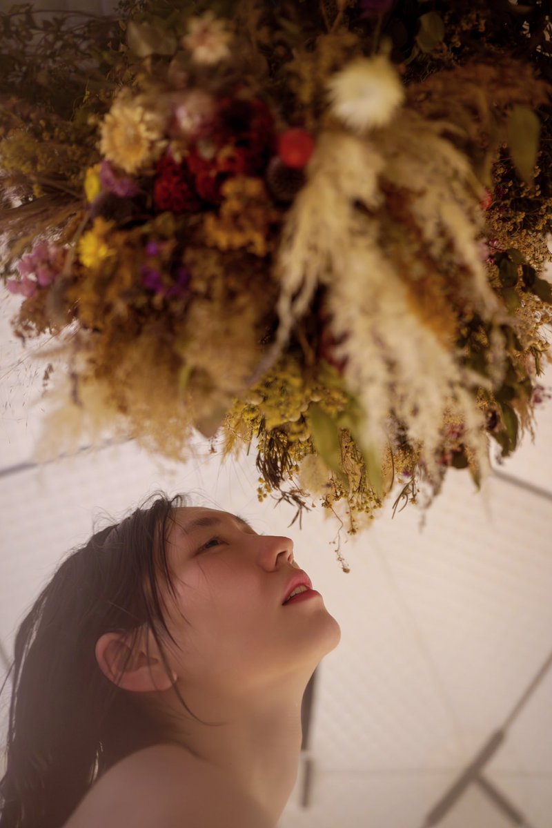 Mio_Otowa_'s tweet photo. 先日、とある素晴らしいイベントが行われたので足を運んできたので、そのレポを投稿しようと思います。

そのイベントの名は……
『madsaunist ” SUPERHEATED STEAM ” tour 2024 – TOUR FINAL –』in"DAICHI silent river "

サウナ界にはmadsaunistというとんでもないテントサウナを作っているとんでも集団がいらっしゃるんですね

そんなmadsaunistですが以前からサウナ発達など全国様々な施設でイベントを行っておりまして、今回はそのツアーがいよいよファイナルを迎えるということでずっと楽しみにしていたんです✨

当日朝から大雨だったので、ちゃんと実施されるか不安だったのですが、3部は雨が止み、素晴らしいコンディションに！✨

採掘場に車を止め、別の車に移動したのちジェットコースターかな？ってくらい急な坂を下り…無事到着！！

山と川に囲まれた平地、そこにテントサウナがいくつか並んでいます。

どうやらそれぞれテーマが違うらしく別のセッティングがされている模様。

受付を済ませて、早速1つめのサウナから入ります。

まず最初に入ったのは…
ukさんが調整担当している、madsaunistテント。

『アルティメット・モイスチャーサウナbymadsaunistUK』

表にmadsaunistののれんがかかっており、それを潜って中に入る。

入ってわかる圧倒的居心地の良さ。
入ってすぐにukさんが現れ、様子を見ながらロウリュをしてくれる。

これがまた絶妙で…！湿度はしっかりしていて暑いのにやっぱり苦しくない…
某越谷のサウナと同じ作者なだけあり、やはりどこか同じ香りがする素晴らしいセッティング…

ukさんのサウナは他のものに例えるとすると、パスタでいうペペロンチーノ、カクテルでいうジントニックと同様な気がするんですよね。

シンプルだからこそ誤魔化しが効かずサ守の腕前が一番試される…そんなタイプかなと。
サウナに入った数が多い人ほどわかる神かがりセッティングに脱帽でしかありません。

じわじわと感じる熱感に思わず口角が上がります。

個人的にmadsaunistのサウナは超絶好みで大好きなんですけど、もう一つ好きなところがあるんですよね。

それがクナイプ(サウナ室内で水を被ること)ができること。
熱くなってそろそろ辛くなってきたなって思っても脳天と顔に水をかけると少しリセットされ、サウナに入れる時間が長くなるんですよね。
おかげで体の芯からガッツリしっかり暖まれて、よくととのえるんですよね…

そんなこんなで体の芯までアチアチになったところでサウナから出て水風呂へ！

水風呂にはアルテミスの薬草店のミント茶が1kg投入されており、めちゃくちゃいい匂いがする！！！

そのお茶袋を抱いたままぷかぷか浮かべば気分はラッコです🦦

サウナでしっかり温まっているので、永遠にいられるんじゃないかと錯覚するくらいの心地よさ。

ある程度冷えたところで外に出てととのう。

くわんくわんと優しく回転するような感覚に身を委ねる…
体から出る蒸気が幻想的なライティングにかかり、視界が僅かに霞む……

現実とは思えない素晴らしい光景に、思わずため息が漏れます。

幸せすぎるやん…こんなの……

余韻に浸ってぼーーーっとすること10分ほど。

やっと復活したので、次のサウナに向かう。