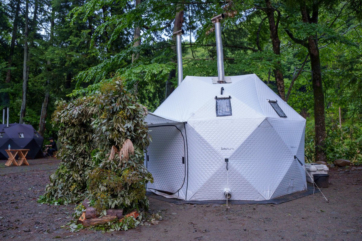 Mio_Otowa_'s tweet photo. 第二のサウナは…
TENT SAUNA BASE ×アルテミスの薬草店という夢のコラボ…
『ハーバルラッシュ・サウナ for ＜TENTSAUNA BASE> by madsaunist』

サウナ室に入った瞬間、めちゃくちゃいい匂いがする！！

ハーバルラッシュはその名の通り、ハーバルがテーマで中央に花のシャンデリアがあるのが特徴！！

とにかくこれが美しく、素晴らしくいい香りを放っているのです。
ちょうどラブさんが噴霧をしてくれるとのことで、ありがたく受けることに。

月桃柚子のロウリュをしてサウナ室全体を優しく包んだ後は、ベチバーブレンドを噴霧して空中でブレンドしていく…

これがまたね、とんでもなくいい香りなんですわ。
私が前イベントでロウリュした時も圧倒的な香りでしたが、噴霧になるとそれがまたより一層華やかに香る！！

しかも何がすごいって花のシャンデリアの下に行って匂いを嗅ぐと、香りが変化して甘くなるんですね…！！
これがまた芳醇で良い香りすぎまして。

皆で『うわぁ！なにこれ！！すごい！！！やばい！！！』と語彙力がなくなりながら入っておりました🤣🤣🤣

全身いい香りに包まれ、最高潮にあったまったところで…再び水風呂へ…

ラブさんがフローティングもしてくれたのですが、世界が回って…回って…
そのまま水風呂で数分動かずにガッツリととのっておりました……😇