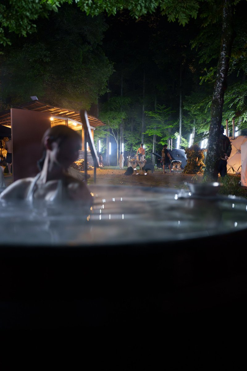 Mio_Otowa_'s tweet photo. 第二のサウナは…
TENT SAUNA BASE ×アルテミスの薬草店という夢のコラボ…
『ハーバルラッシュ・サウナ for ＜TENTSAUNA BASE> by madsaunist』

サウナ室に入った瞬間、めちゃくちゃいい匂いがする！！

ハーバルラッシュはその名の通り、ハーバルがテーマで中央に花のシャンデリアがあるのが特徴！！

とにかくこれが美しく、素晴らしくいい香りを放っているのです。
ちょうどラブさんが噴霧をしてくれるとのことで、ありがたく受けることに。

月桃柚子のロウリュをしてサウナ室全体を優しく包んだ後は、ベチバーブレンドを噴霧して空中でブレンドしていく…

これがまたね、とんでもなくいい香りなんですわ。
私が前イベントでロウリュした時も圧倒的な香りでしたが、噴霧になるとそれがまたより一層華やかに香る！！

しかも何がすごいって花のシャンデリアの下に行って匂いを嗅ぐと、香りが変化して甘くなるんですね…！！
これがまた芳醇で良い香りすぎまして。

皆で『うわぁ！なにこれ！！すごい！！！やばい！！！』と語彙力がなくなりながら入っておりました🤣🤣🤣

全身いい香りに包まれ、最高潮にあったまったところで…再び水風呂へ…

ラブさんがフローティングもしてくれたのですが、世界が回って…回って…
そのまま水風呂で数分動かずにガッツリととのっておりました……😇